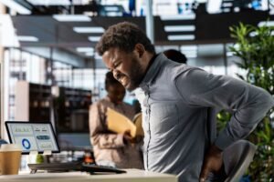 Office workers के लिए back pain से बचने के 7 तरीके
